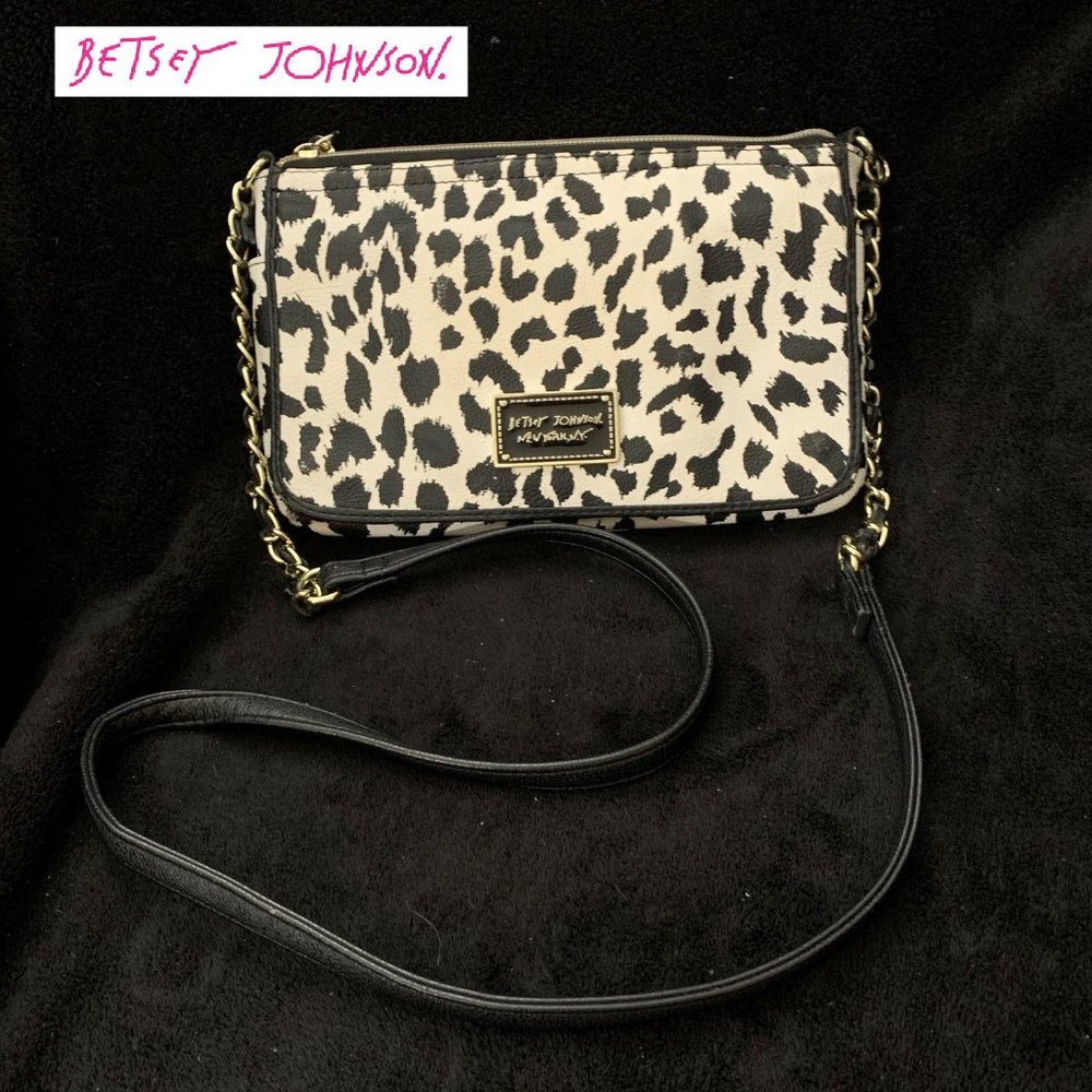BETSEY JOHNSON FOLDOVER SNAP SHUT CROSSBODY
